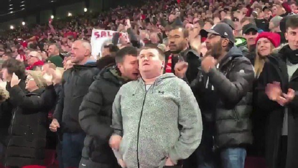 شاهد.. لفتة إنسانية من محمد صلاح تجاه مشجع كفيف!