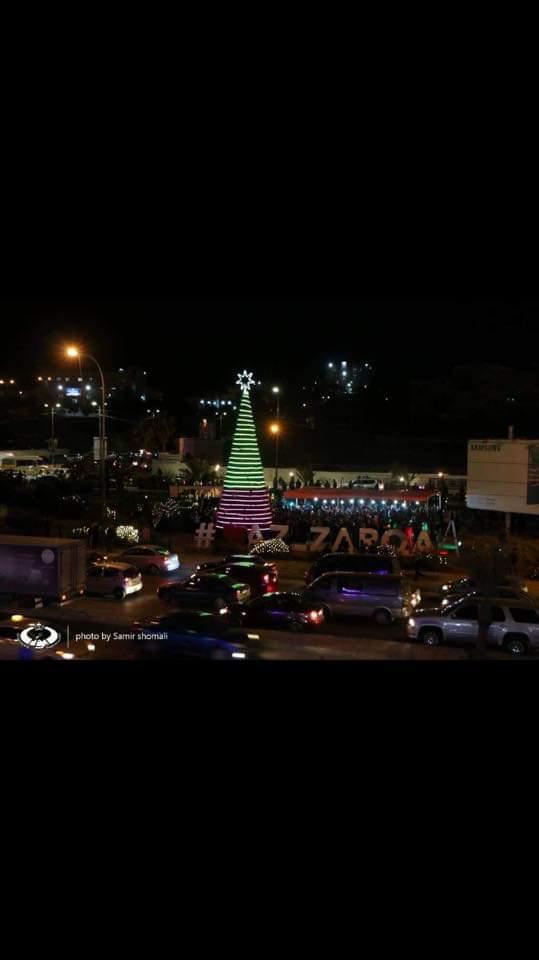  شجرة عيد الميلاد المجيد تضيء مدينة الزرقاء لأول مرة بتاريخها 