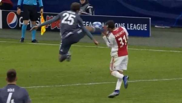 شاهد.. طرد نجم البايرن بعد تدخل عنيف ضد لاعب أياكس