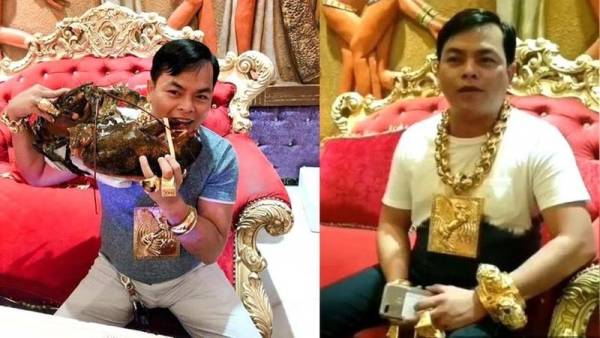 شاب يرتدي (13) كيلو من الذهب ليجلب لنفسه الحظ صـور