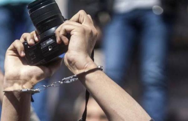 ارتفاع عدد الصحفيين القابعين خلف القضبان بسبب عملهم في العالم