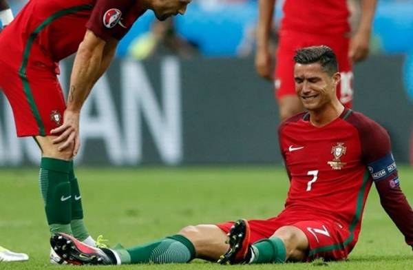 حين يبكي نجوم كرة القدم (فيديو)