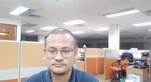 شاب يوثق فيديو مخيف أثناء عمله وحيدا في المكتب