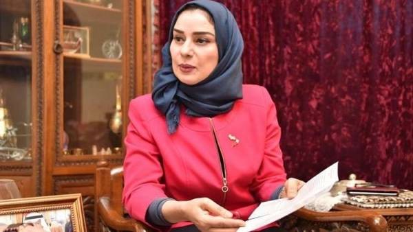 فوزيه زينل أول مرة امرأة تتولى منصبا رفيعا في البحرين