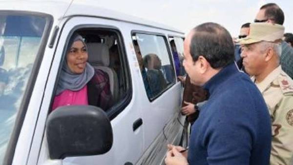 السيسي يجبر بخاطر سائقة ميكروباص بهذه الطريقة!