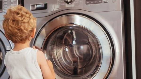 طفل يقتل أخاه داخل غسالة المنزل