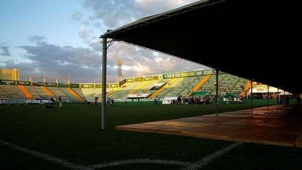 لاعبون يقررون الرحيل بشكل جماعي ويضعون فريقهم في مأزق