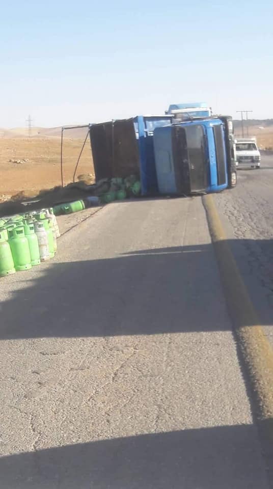 انقلاب شاحنة محملة بأسطوانات الغاز على طريق اربد الزرقاء ..صور