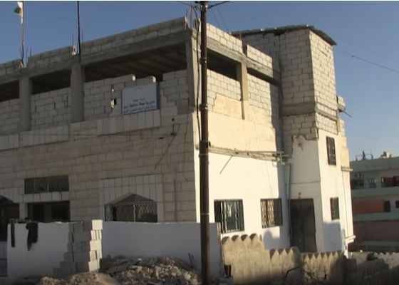 إصابة طفل رضيع وممرضة بعد سقوط جزء من سقف مركز صحي في الرمثا