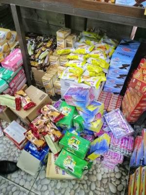 طن مواد غذائية غير صالحة للاستهلاك البشري في الزرقاء (صـور)