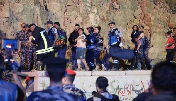 امهات شهداء فاجعة البحر الميت يعتصمن اليوم الاثنين امام قصر الحسينية ..