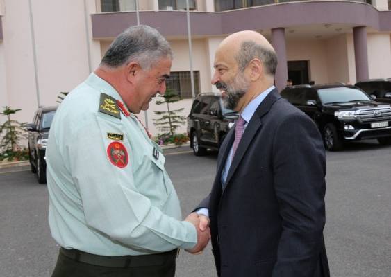 الرزاز يزور القيادة العامة ويستمع لإيجاز عن إدارة الأزمات (صـور)