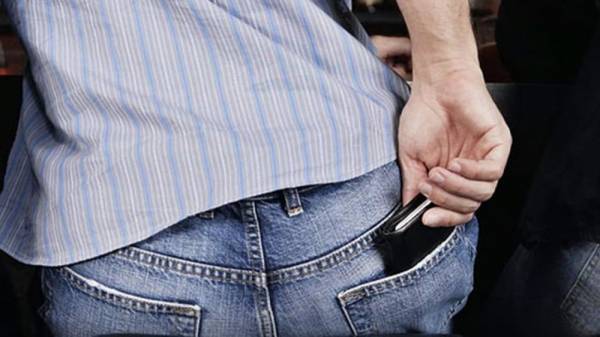 لا تضع محفظتك بالجيب الخلفي..والسبب؟