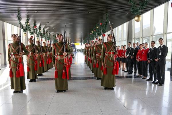 فرقة موسيقات القوات المسلحة تشارك مسافري الملكية الأردنية وموظفيها الإحتفال بعيدها الـ 55