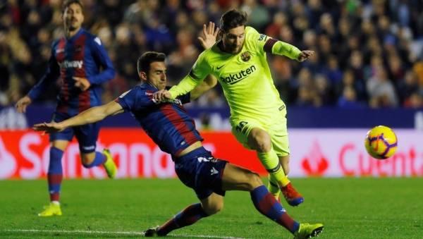 ميسي يقود برشلونة للفوز بخماسية والانفراد بقمة الليغا