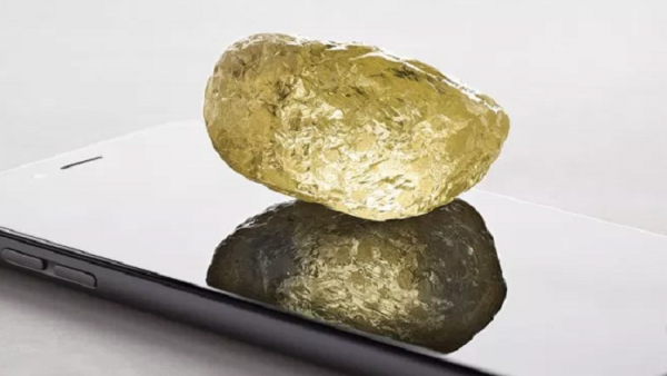اكتشاف أكبر ألماسة صفراء نادرة في كندا صـور