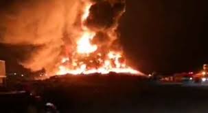 بالصور ...حريق ضخم لإطارات مستعملة في الزرقاء