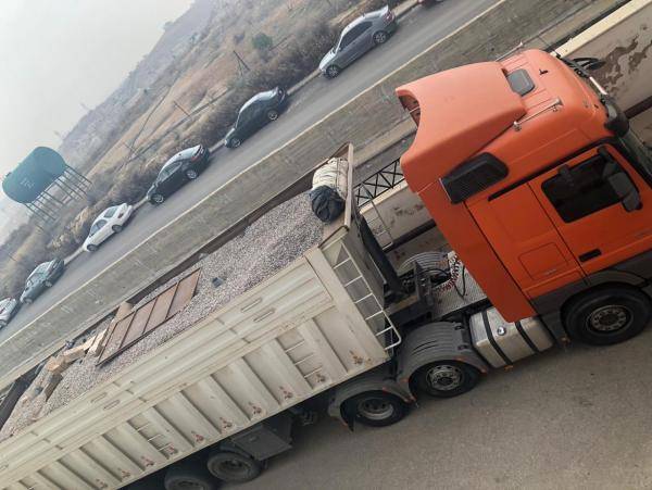 الجمارك تضبط شخص بحوزته احجار كريمة (صور)