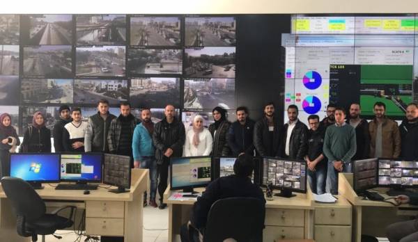 وفد من طلبة الهندسة المدنية يزور مركز التحكم بالحركة المرورية والإشارات الضوئية