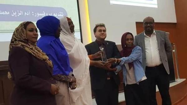 رئيس قسم البصريات بـ عمان الاهلية  يلقي محاضرات لإختصاصين بالسودان