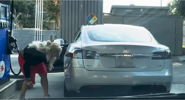 بالفيديو... شقراء تحاول ملئ سيارة كهربائية بالوقود ومئات الآلاف من المشاهدات