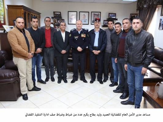 العميد البطاح يكريم عدد من الضباط في إدارة التنفيذ القضائي