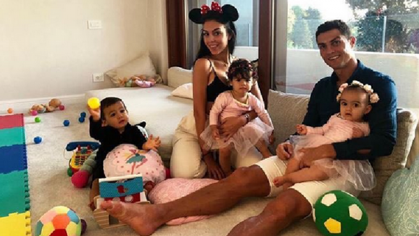 شاهد.. رونالدو يعرض منزله للبيع في مانشستر