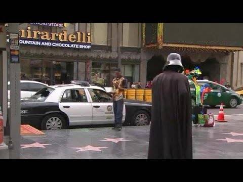 أغبى لص في العالم .. يسرق حاسوب في سيارة شرطة (فيديو)