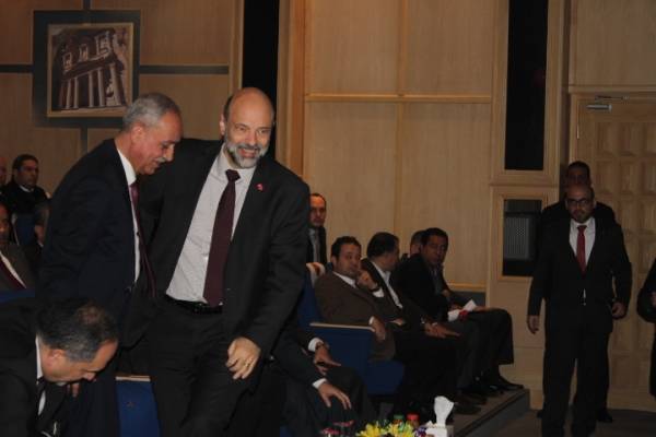 لماذا هز الرزاز رأسه اثناء حديث الجغبير ..؟؟