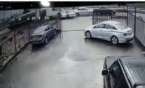 خمس اصابات بحادث تصادم شاحنة مع 4 مركبات (فيديو)