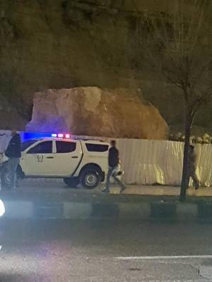 انهيار صخري ضخم في راس العين بسبب مياه الأمطار.. صور