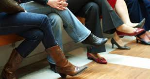 وضع ساق فوق أخرى أخطر مما تتصور.. وتحذير من الجينز