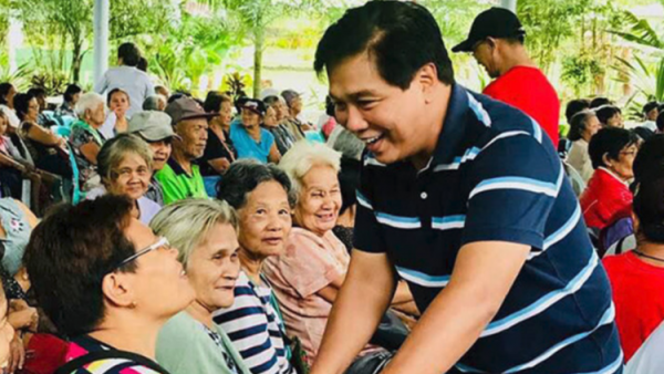 اغتيال برلماني فلبيني أثناء توزيعه هدايا عيد الميلاد (صور)