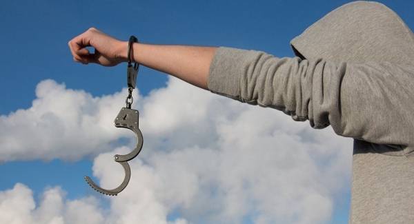 سجن بالخطأ 17 عاما... هكذا تم تعويضه