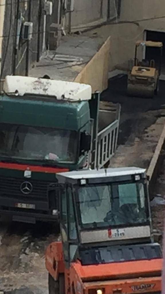 بالصور.. اساطيل امانة عمان تتحرك لتعبيد مدخل عمارة..وتتجاهل شوارع (تلاع العلي وام السماق)