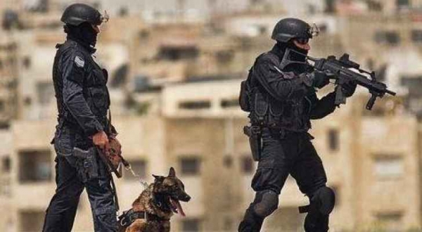 القاء القبض على (5) مطلوبين بقضايا مخدرات في سحاب