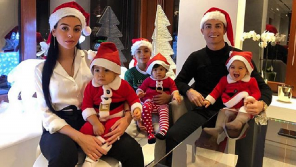 بالصور.. كريستيانو رونالدو يزور الصغار ويفاجىء الكبار في ليلة الميلاد