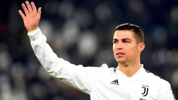 شاهد.. وقفة كوميدية لـ صاروخ ماديرا بانتظار الـ (VAR)