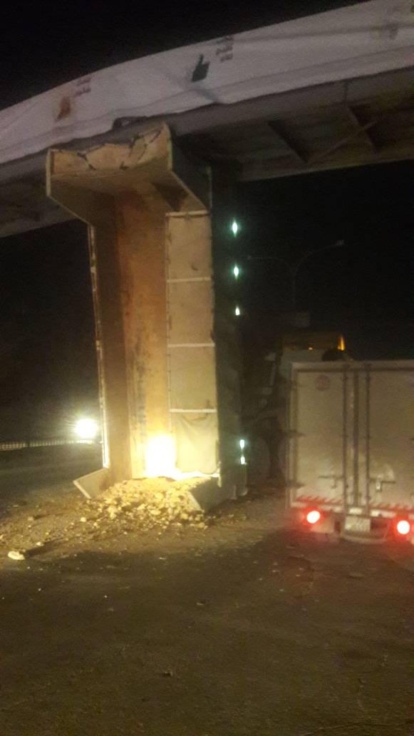 اصطدام قلاب بجسر مشاه يغلق شارع الإرسال (صور)