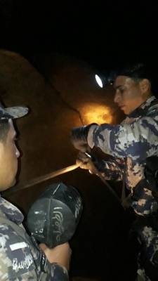 بالصور ..انقاذ شاب علق بمنطقة وعرة في الطفيلة