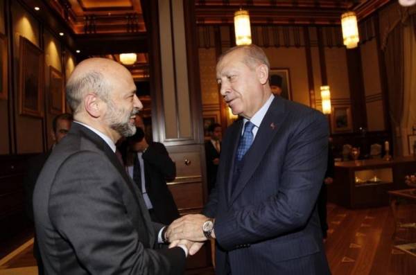الرزاز يشكر اردوغان بعد تسليم عوني مطيع للاردن