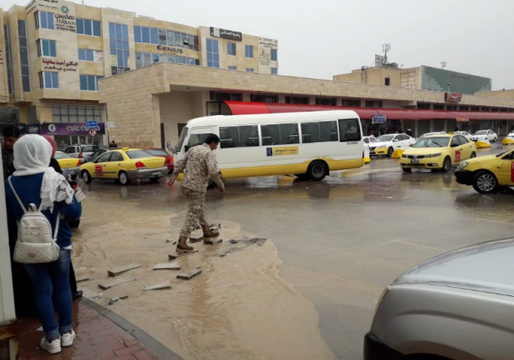 مواطنون يستخدمون الحجارة للوصول إلى وسائل النقل في اربد