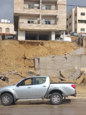 انهيار جدار استنادي لعمارة والسكان يرفضون اخلائها