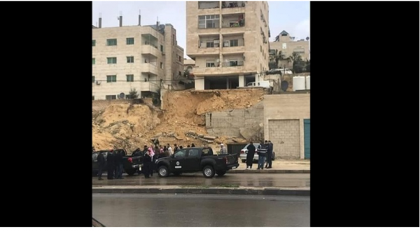 .. إخلاء بناية في منطقة النصر أثر إنهيار جدار استنادي