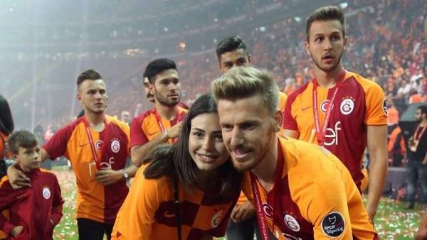 زوجة عزيز لاعب غلطة سراي التركي تفضح سره!