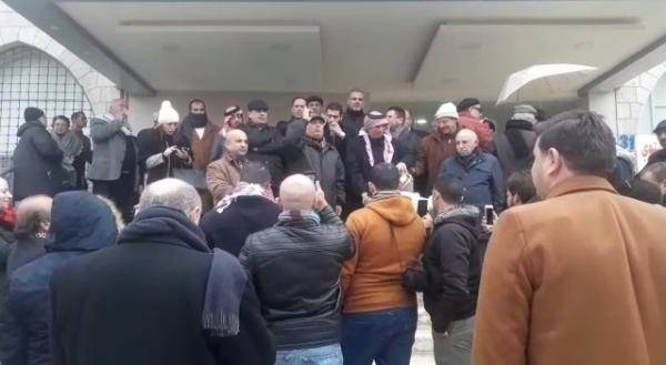 حراكيون يجبرون اطباء على الانسحاب من وقفة احتجاجية