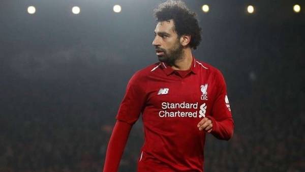 بالصور.. فنانة عربية شهيرة تحتفل مع صلاح بخماسية ليفربول