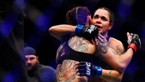 بالفيديو.. مقاتلة تحصل على 50 ألف دولار مكافأة على جمال وقوة ضربتها القاضية