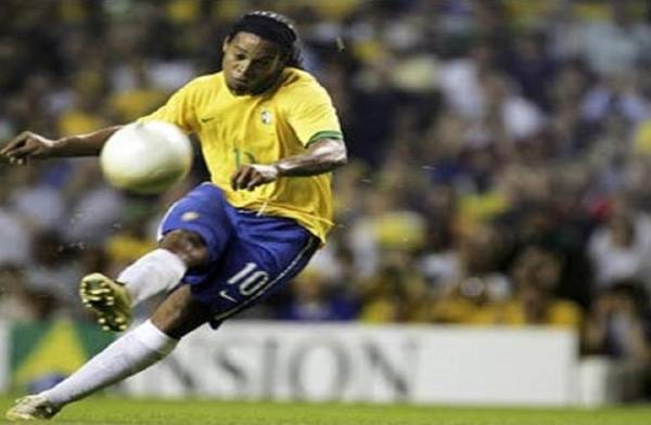 شاهد ..عندما يستخدم لاعبو الكرة حيلا ومهارات ذكية بالملعب