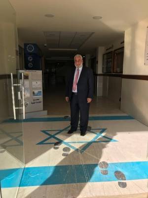 ابو السيد يفي بوعده لـغنيمات ويدوس علم الاحتلال (صور)